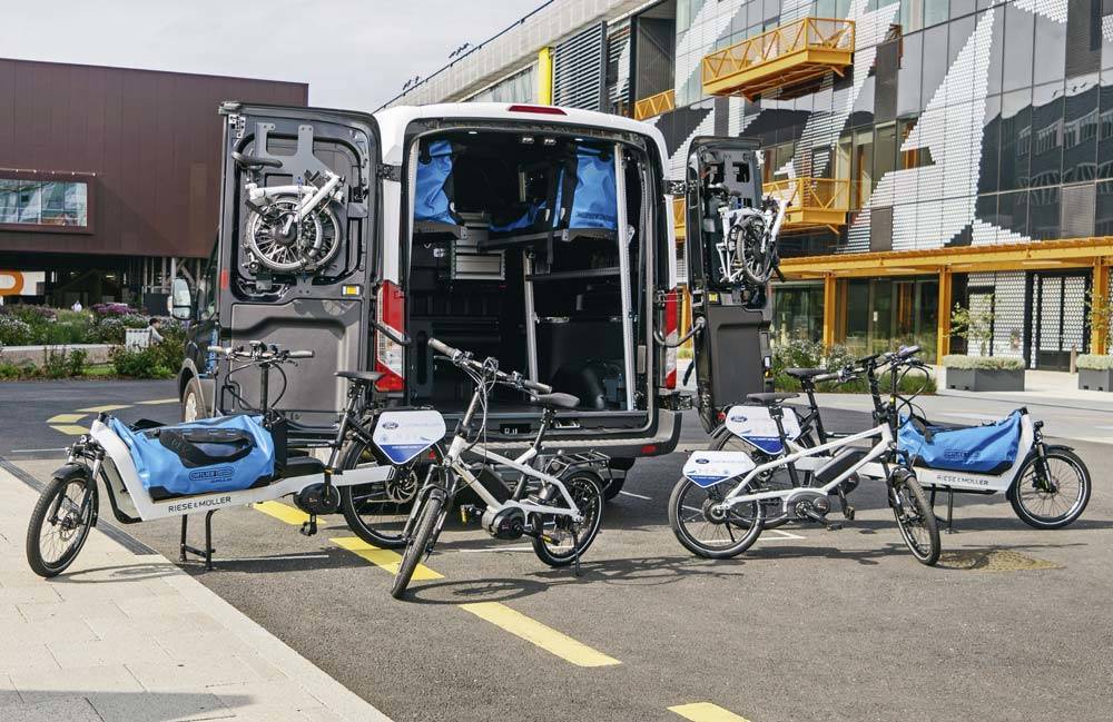 Last_Mile_02_Van-and-bikes-outside